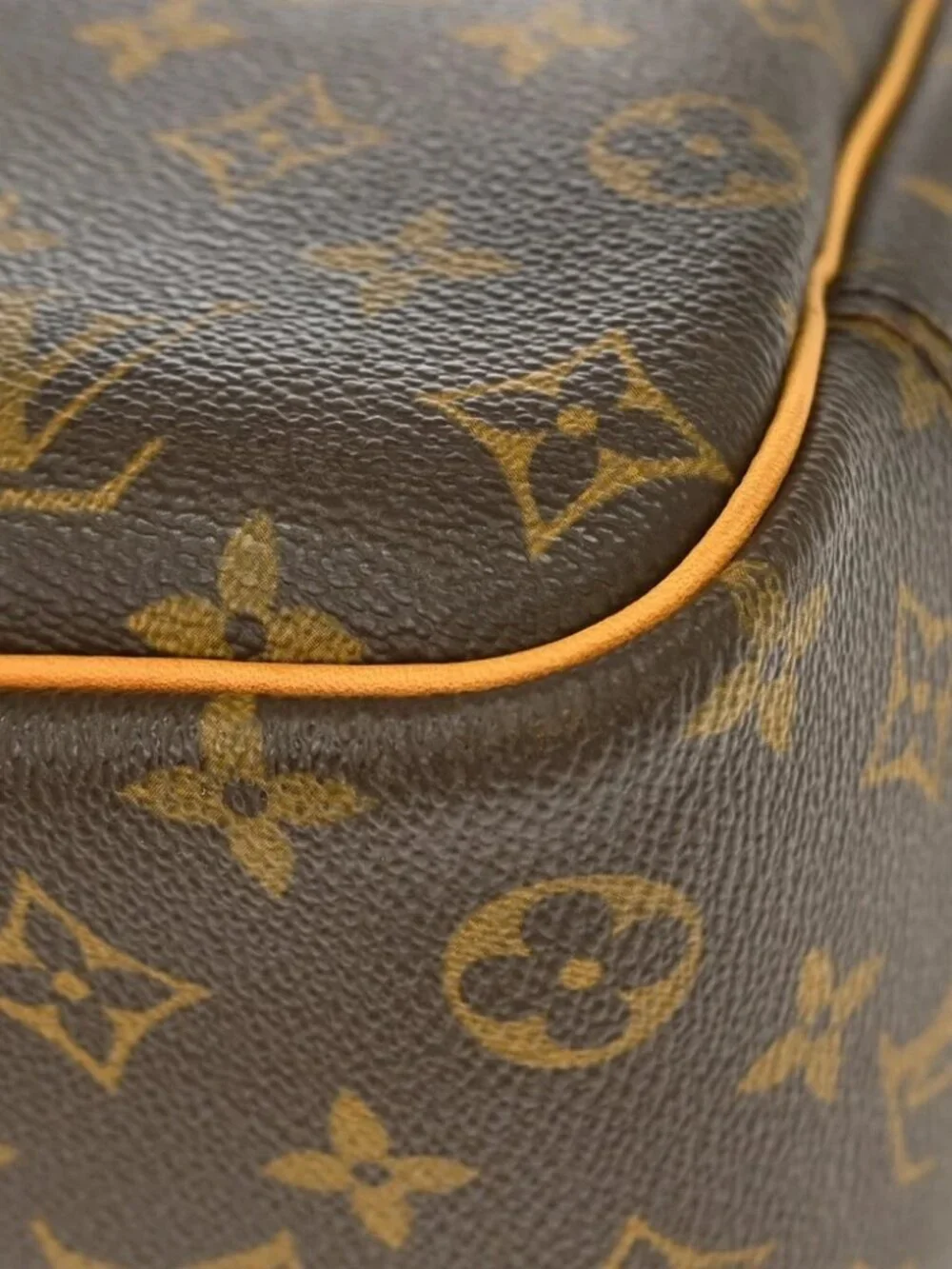 Louis Vuitton outside 	ab